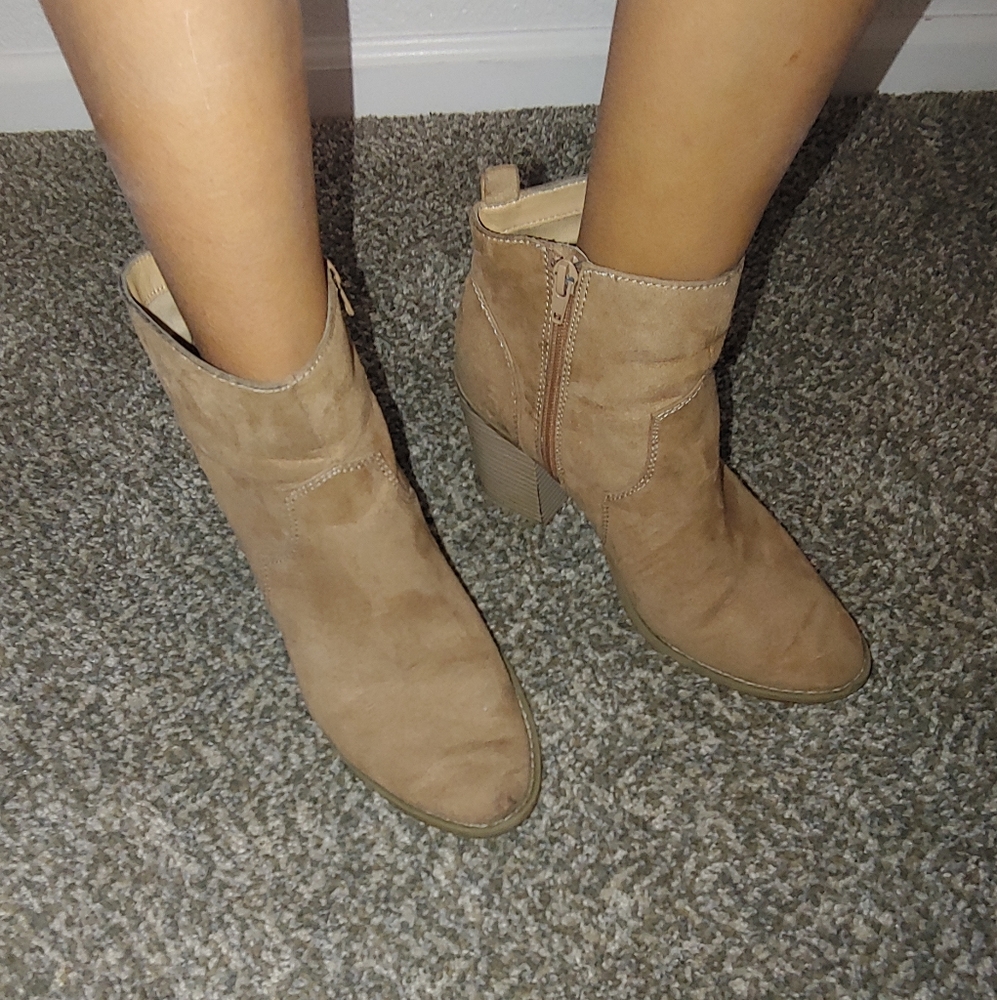 FAUX SUEDE WESTERN HEELED BOOTIES